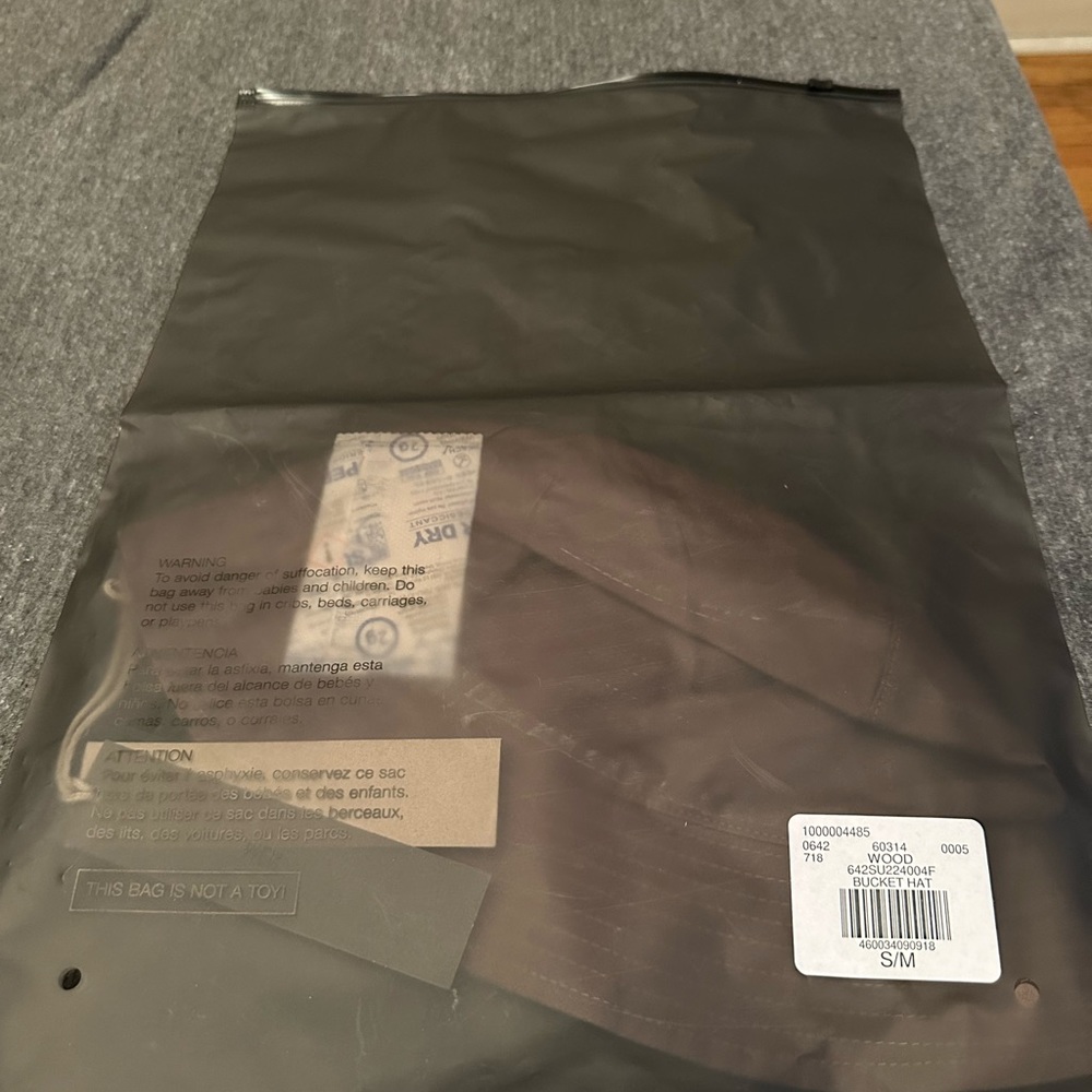 Essential bucket hat size small brand new